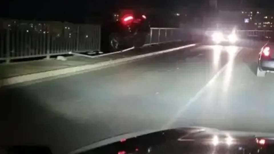 Потресаваща катастрофа. Кола виси на мост | StandartNews.com