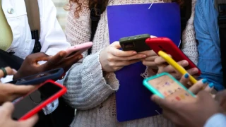 Уникален обрат в училищата след забраната на мобилните телефони