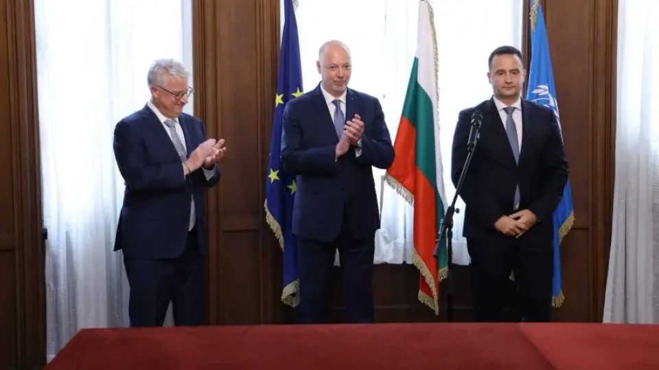 Влизаме в голямата игра! Рамо от САЩ за редките метали | StandartNews.com