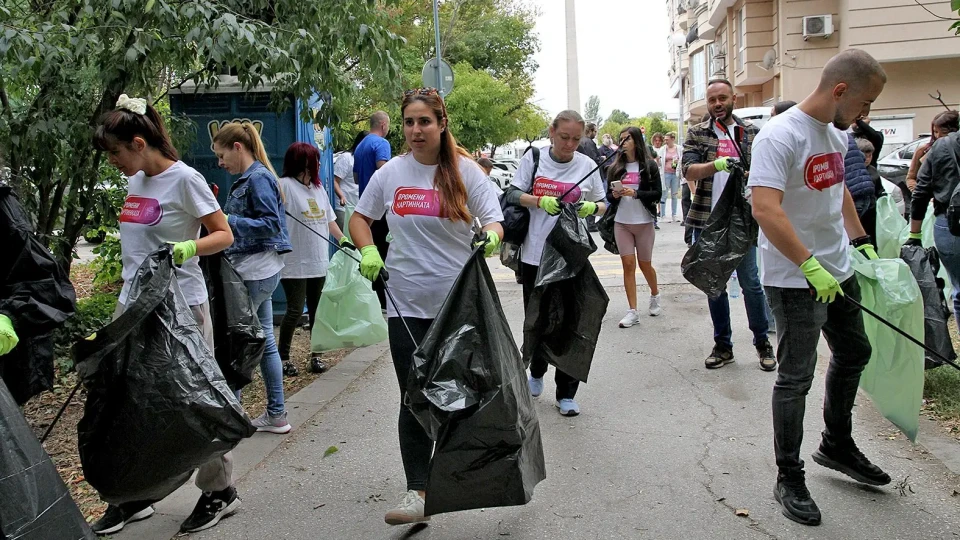 230 кг отпадъци за два дни! Доброволците на ПромениКартинката почистиха Пловдив и София | StandartNews.com
