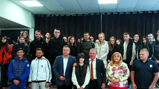 Младежи от Белоградчик с клипове за Чудесата. Скалният град влиза в роман