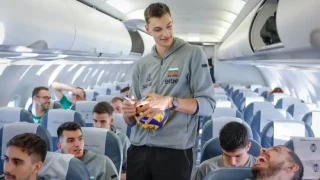 Волейболните ни герои кацнаха на българска земя