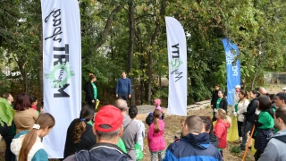Доброволци и партньори на Кока-Кола ХБК България изградиха нови пешеходни алеи край Перловска река