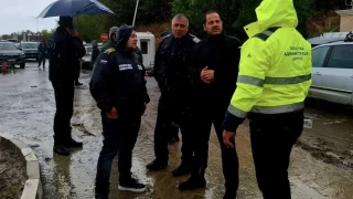 Калин Стоянов помага на бедстващите в Елените. ДПС-Ново начало праща доброволци /СНИМКИ/